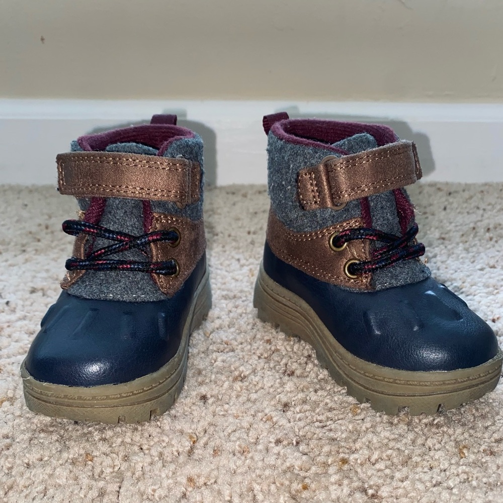 Infant and Toddler Carter’s Hiking Unisex Boots, Size US 4M